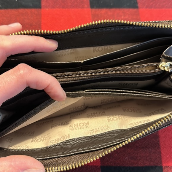 Michael Kors Zip wallet - Picture 6 of 10